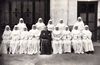 I fondatori con un gruppo di Piccole Ancelle di Cristo Re nella casa di Afragola