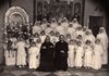 Il Servo di Dio con un gruppo di Piccole Ancelle di Cristo Re e con alcune orfanelle nel giorno della loro prima comunione
