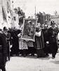 Monsignor Adolfo Binni e monsignor Matteo Guido Sperandeo portano in processione il quadro della Vergine Liberatrice dai Flagelli